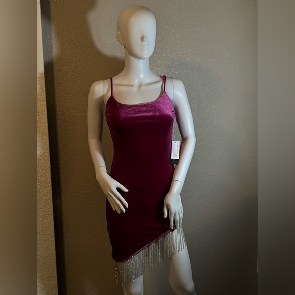 🥳♥️ Junior’s City Vibe Berry Velvet Fringe Asymmetrical Hem Bodycon Dress - Picture 7 of 10